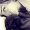 Giovanna Ewbank posa deitada com Jhonny em foto do Instagram