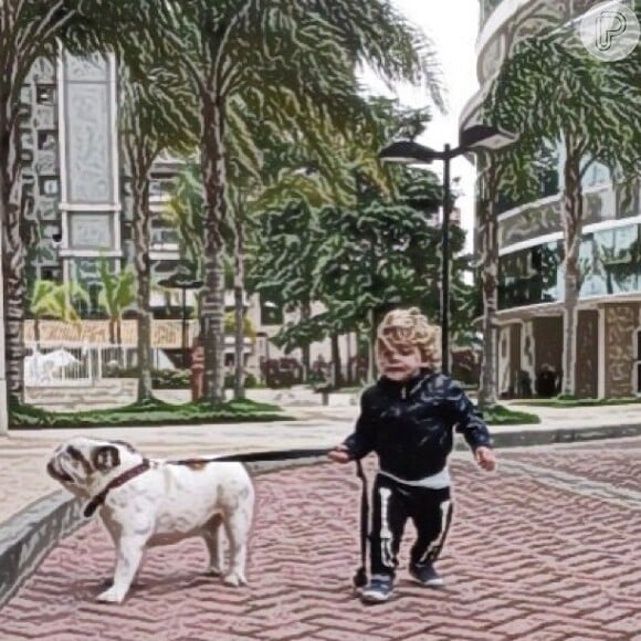 Romeu, filho de Priscila Fantin, brinca com Chico, o cachorro da família