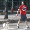 Carmo Dalla Vecchia é flagrado passeando com os cães pela orla de Ipanema, no Rio