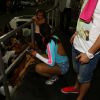 Anitta atende fãs após show na Zona Norte do Rio de Janeiro