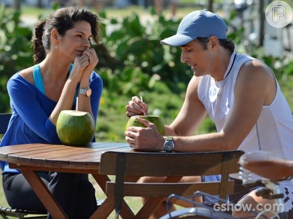 Cadu (Reynaldo Gianecchini) vai morar com Verônica (Helena Ranaldi) e Ivan (Vitor Figueiredo), na novela 'Em Família'