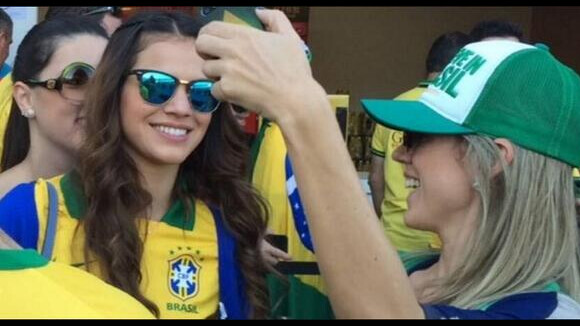 Bruna Marquezine tira fotos com fãs em fila de lanchonete do Itaquerão