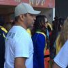 Bruna Marquezine mostrou simpatia e circulou pelo estádio com o sogro, Neymar Santos (de boné)