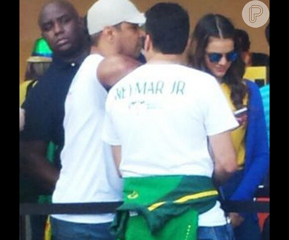 Bruna Marquezine contou com a companhia do sogro, Neymar Santos, no Itaquerão