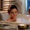 A perua prepara um banho especial para a jovem atrair a atenção dos homens, em especial de André (Bruno Gissoni), por quem Bárbara (Polliana Aleixo) é apaixonada