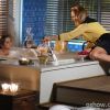 Shirley (Vivianne Pasmanter) consegue convencer Bárbara (Polliana Aleixo) a tomar o 'banho do poder', em cena de 'Em Família' que vai ao ar nesta sexta-feira, 13 de junho de 2014
