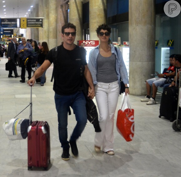 Sophie Charlotte e Daniel de Oliveira passearam de mãos dadas após desembarque no aeroporto Santos Dumont, no Rio de Janeiro, nesta sexta-feira, 13 de junho de 2014