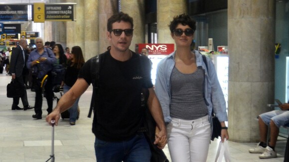Sophie Charlotte e Daniel Oliveira passeiam de mãos dadas em aeroporto no Rio