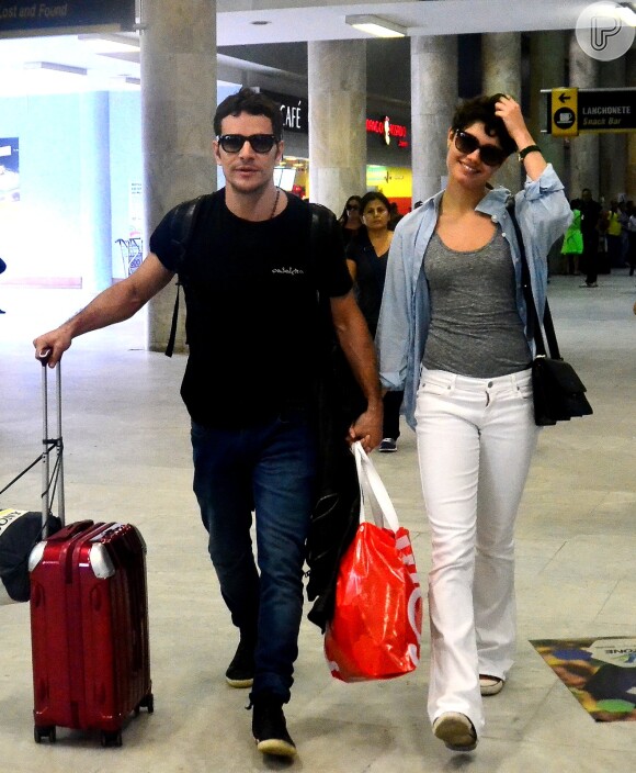 Sophie Charlotte e Daniel de Oliveira desembarcaram no aeroporto Santos Dumont, no Rio de Janeiro, nesta sexta-feira, 13 de junho de 2014