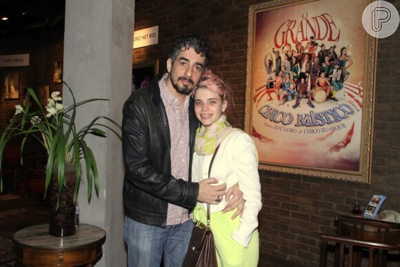 Bruna Linzmeyer vai ao teatro com o marido, Michel Melamed, no Rio de Janeiro (13 de junho de 2014)