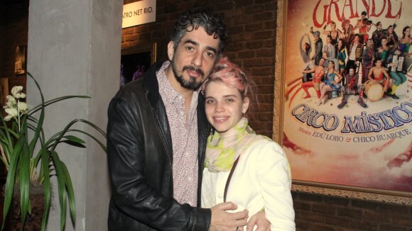 Bruna Linzmeyer vai ao teatro com o marido, Michel Melamed, no Rio de Janeiro