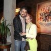 Bruna Linzmeyer posa para fotos abraçada com o marido, Michel Melamed