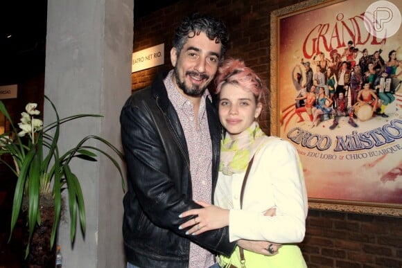 Bruna Linzmeyer e Michel Melamed vão ao teatro juntos, no Rio