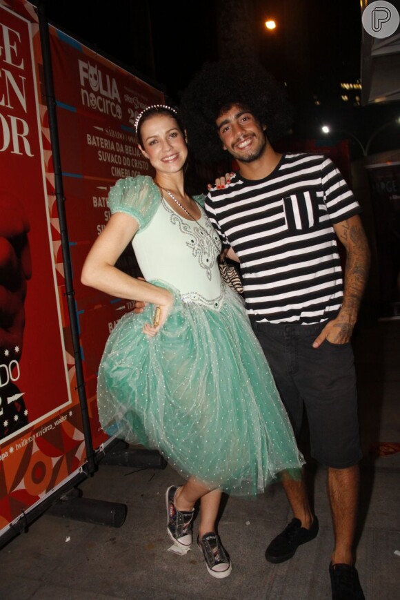 Luana Piovani posa de princesa sem sapatinho de cristal e Pedro Scooby exibe o seu black power em 1º de fevereiro de 2013, em baile à fanasia no Circo Voador