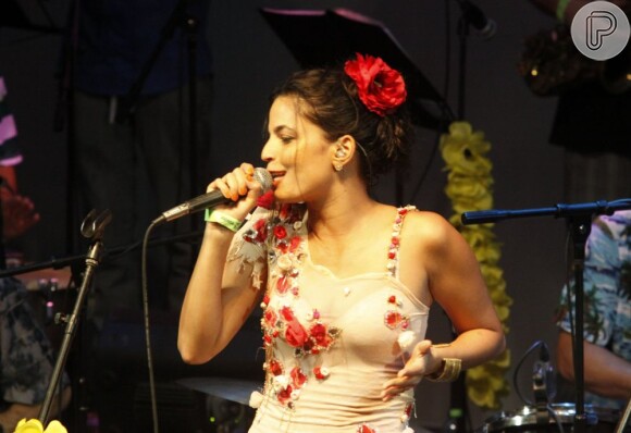 Emanuelle Araújo participa de baile à fantasia com a Orquestra Imperial
