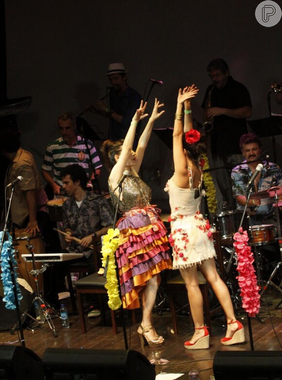 A Orquestra Imperial e Emanuelle Araújo fazem a festa em baile pré-carnavalesco
