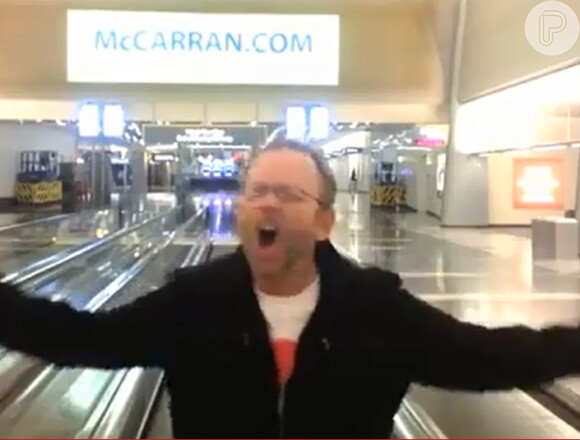 Richard Dunn usou a criatividade enquanto estava preso no aeroporto de Las Vegas e gravou um vídeo da música 'All By Myself', de Celine Dion