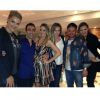 Ticiane Pinheiro posa ao lado do namorado, César Tralli, Ana Hickmann, Mariana Weickert e amigos durante sua festa de aniversário