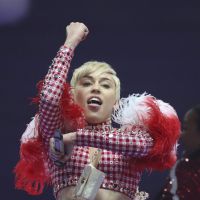 Miley Cyrus consegue ordem de restrição contra fã que diz se comunicar com ela