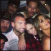 Jennifer Lopez se diverte com amigos em lançamento de seu novo álbum, A.K.A