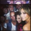 Jennifer Lopez lfaz selfie com seus amigos no lançamento de seu novo álbum, A.K.A