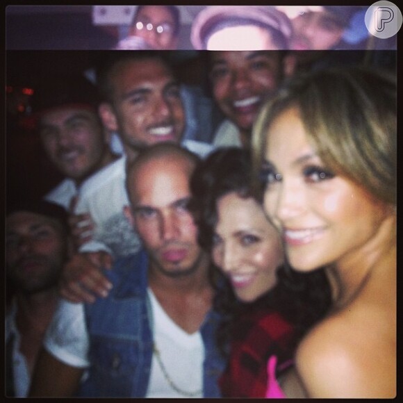 Jennifer Lopez lfaz selfie com seus amigos no lançamento de seu novo álbum, A.K.A