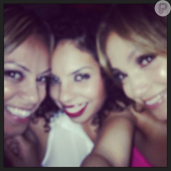 Jennifer Lopez faz selfie com amigas em lançamento de sue novo álbum, A.K.A