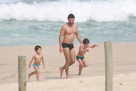 Daniel de Oliveira está sempre curtindo as folgas com os filhos Raul e Moisés