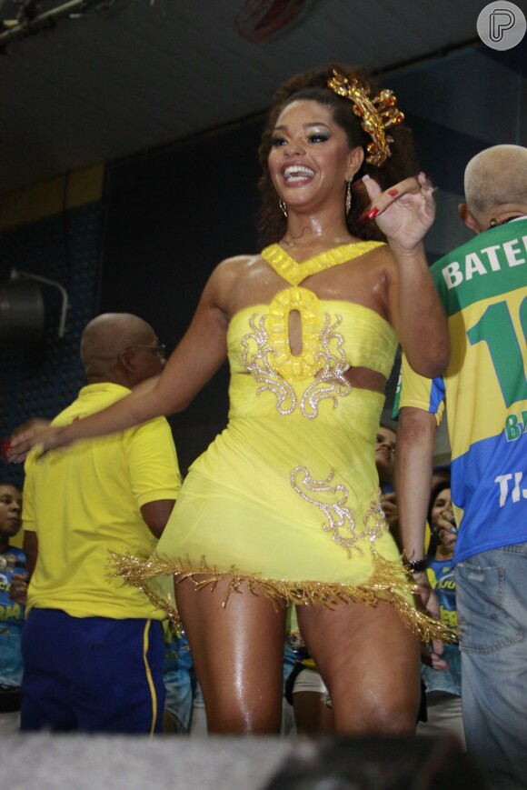 Juliana Alves samba no Rio na madrugada deste domingo, 3 de fevereiro de 2013