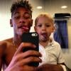 Neymar ensinou o filho a tirar foto igual a ele, com a língua para fora