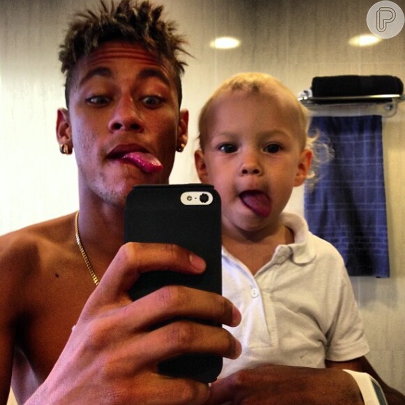 Neymar ensinou o filho a tirar foto igual a ele, com a língua para fora