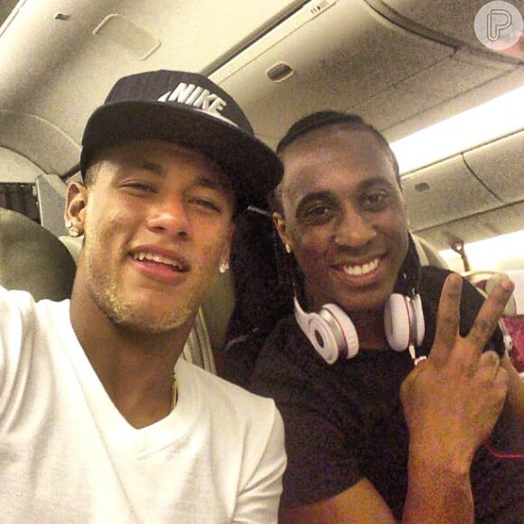 Neymar postou domingo (2), em seu Instagram, uma foto ao lado do também jogador santista Arouca. Os dois foram convocados para o próximo jogo da Seleção Brasileira contra a Inglaterra, em Londres, nesta quarta-feira, 6 de fevereiro