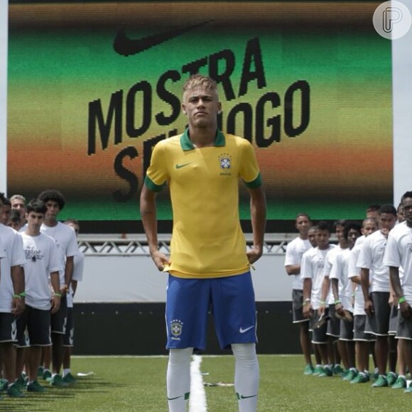 Neymar usou seu Instagram para registrar sua presença no evento Batalha das Quadras para apresentação do uniforme brasileiro de 2013