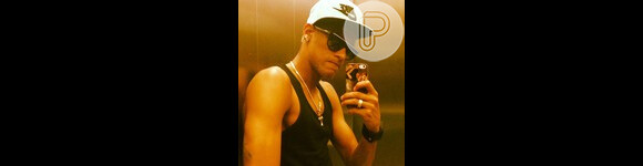 Neymar adora tirar fotos em frente ao espelho
