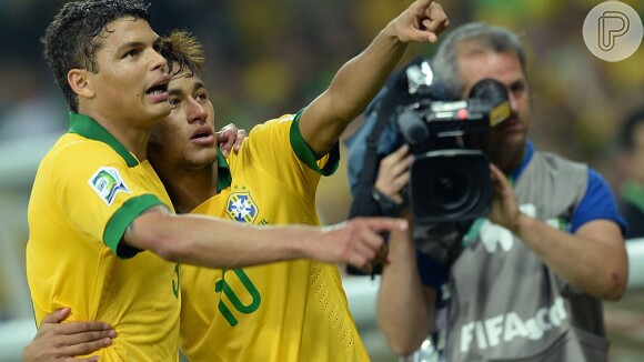 Neymar e Thiago Silva vão participar cantando e dançando do quadro 'Calourão', do programa 'Esquenta', no domingo, 21 de junho de 2014