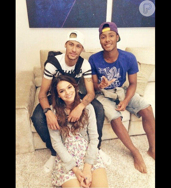 Bruna Marquezine e Neymar curtiram churrasco e roda de samba na casa do jogador Thiago Silva após passarem a noite em hotel de luxo, no Rio, em 18 de junho de 2014