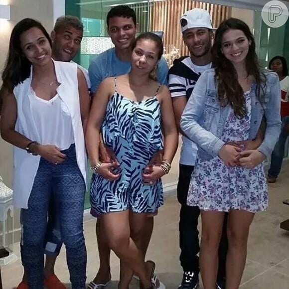 Encontro de casais: Daniel Alves, Thiago Silva e Neymar posam com as suas respectivas namoradas durante a festa