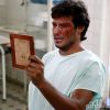 Virgílio (Nando Rodrigues) se desespera ao ver o ferimento em seu rosto, logo após ter sido salvo do local onde foi enterrado vivo por Laerte (Guilherme Leicam), na segunda fase da novela 'Em Família'