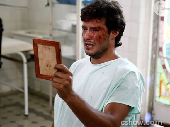 Virgílio (Nando Rodrigues) se desespera ao ver o ferimento em seu rosto, logo após ter sido salvo do local onde foi enterrado vivo por Laerte (Guilherme Leicam), na segunda fase da novela 'Em Família'