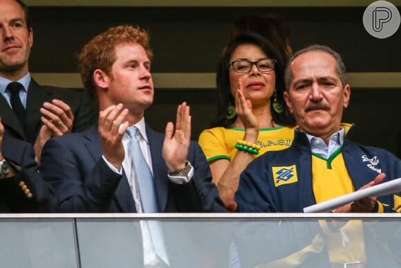 De terno e gravata, príncipe Harry apareceu sorridente enquanto curtia o jogo ao lado de Aldo Rebelo, ministro dos esportes