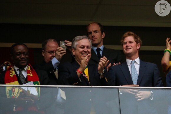 Príncipe Harry assiste à partida entre Brasil e Camarões em Brasília