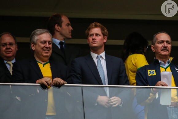 Entre um compromisso e outro, príncipe Harry conseguiu um espaço na agenda para conferir de perto a Copa do Mundo 2014