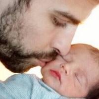 Shakira mostra foto do filho, Milan, com o pai, Gerard Piqué: 'Meus dois anjos'