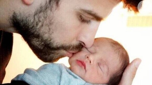 Shakira mostra o rosto de seu filho, Milan, pela primeira vez; menino surgiu nos braços do pai, o zagueiro Gerard Piqué, do Barcelona, em foto no Twitter da cantora, em 4 de fevereiro de 2013
