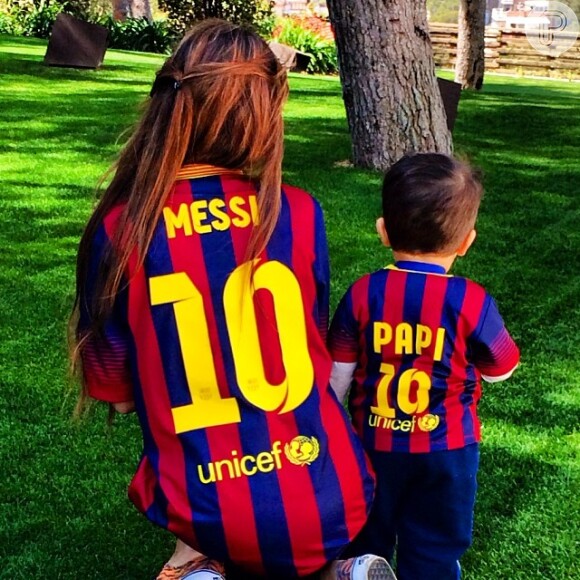 Olha que fofo o Thiago, filho do Leonel Messi com Antonella Raccozzo, com a camisa do Bracelona personalizada com o número do Craque e escrito 'Pai'