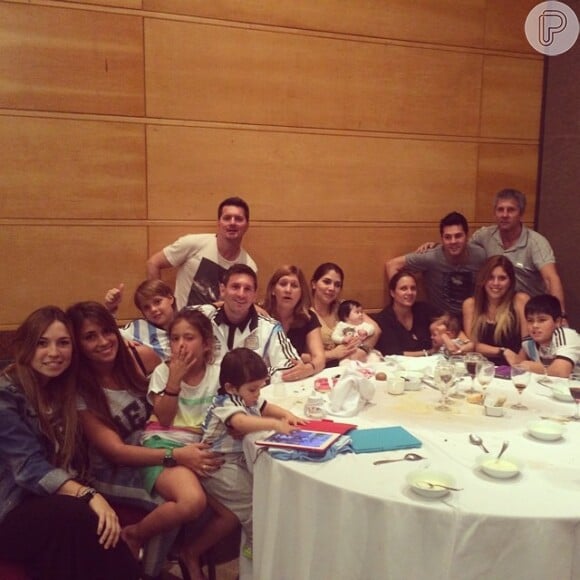 Lionel Messi esteve com os familiares na segunda-feira (23) para celebrar o aniversário do irmão, Matias