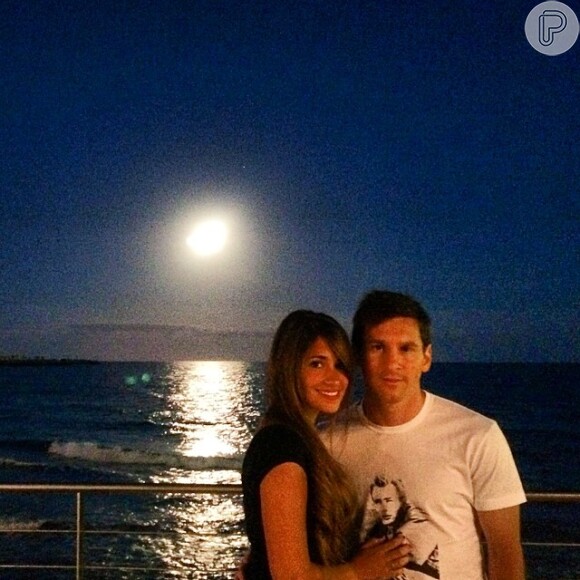 Lionel Messi e Antonella Raccozzo estão oficialmente juntos desde 2008