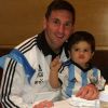 Lionel Messi posa ao lado do filho, Thiago, vestidos com a camisa da Argentina. Muito fofos!