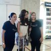 Giovanna Antonelli posa com fãs em aeroporto do Rio e esbanja simpatia 24 de junho de 2014