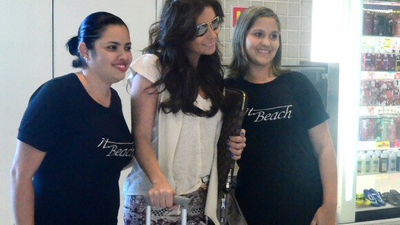 Giovanna Antonelli posa com fãs em aeroporto do Rio e esbanja simpatia